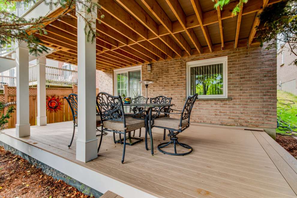 Transitional deck photo in Toronto