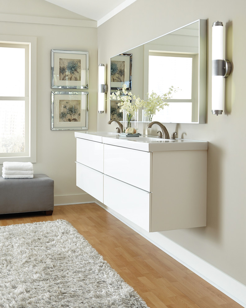 Example of a transitional home design design in Chicago