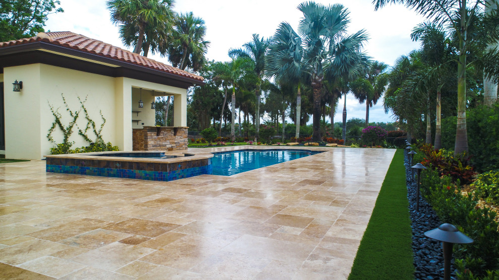 Diseño de piscina tradicional extra grande en patio con adoquines de piedra natural