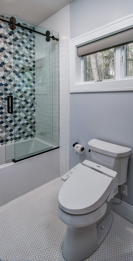 Imagen de cuarto de baño marinero con puertas de armario blancas y suelo azul