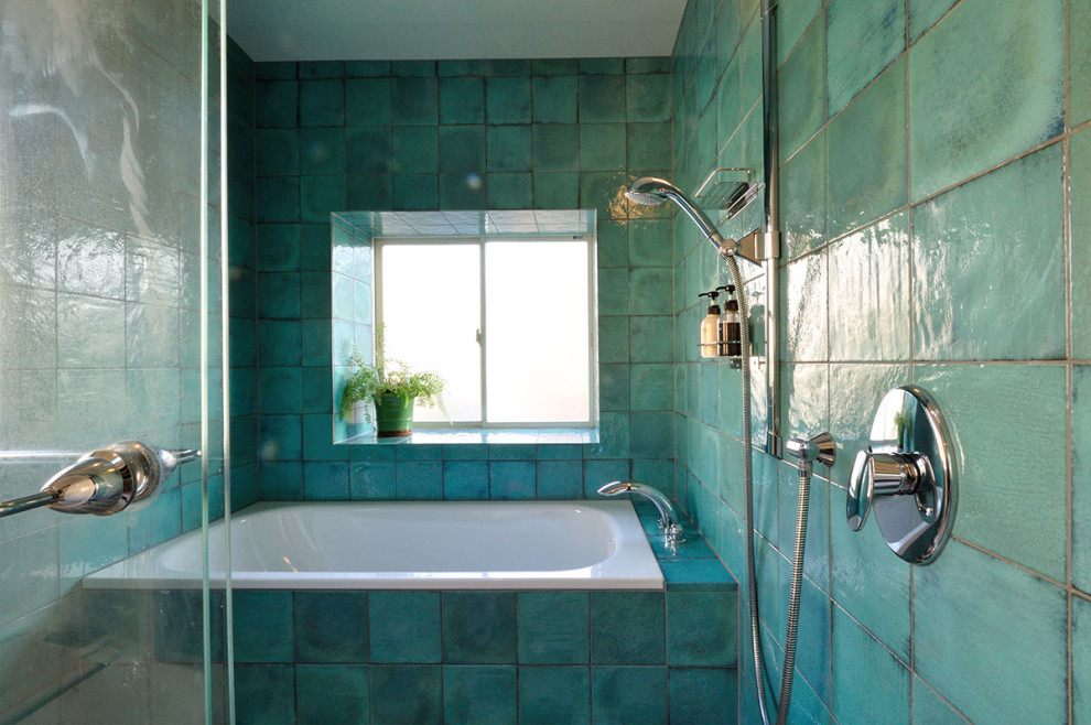 Ispirazione per una stanza da bagno padronale tropicale di medie dimensioni con vasca ad alcova, zona vasca/doccia separata, piastrelle blu, piastrelle di vetro, pavimento in gres porcellanato, pavimento nero e porta doccia a battente