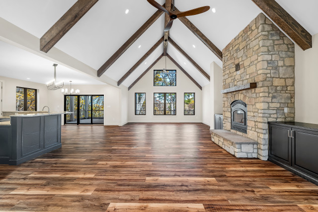 Timber Frame Home - Eureka, MO landhausstil-wohnzimmer