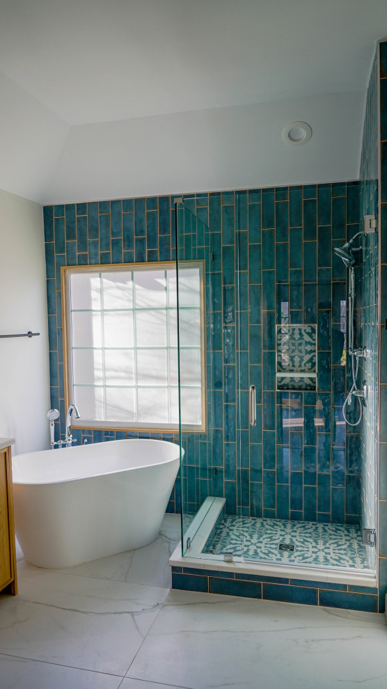На фото: большая главная ванная комната в стиле модернизм с фасадами в стиле шейкер, светлыми деревянными фасадами, отдельно стоящей ванной, угловым душем, унитазом-моноблоком, синей плиткой, керамической плиткой, белыми стенами, полом из керамогранита, накладной раковиной, столешницей из кварцита, белым полом, душем с распашными дверями, белой столешницей, нишей, тумбой под две раковины, встроенной тумбой и сводчатым потолком