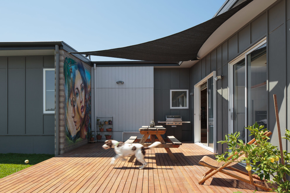 Contemporary deck in Canberra - Queanbeyan.