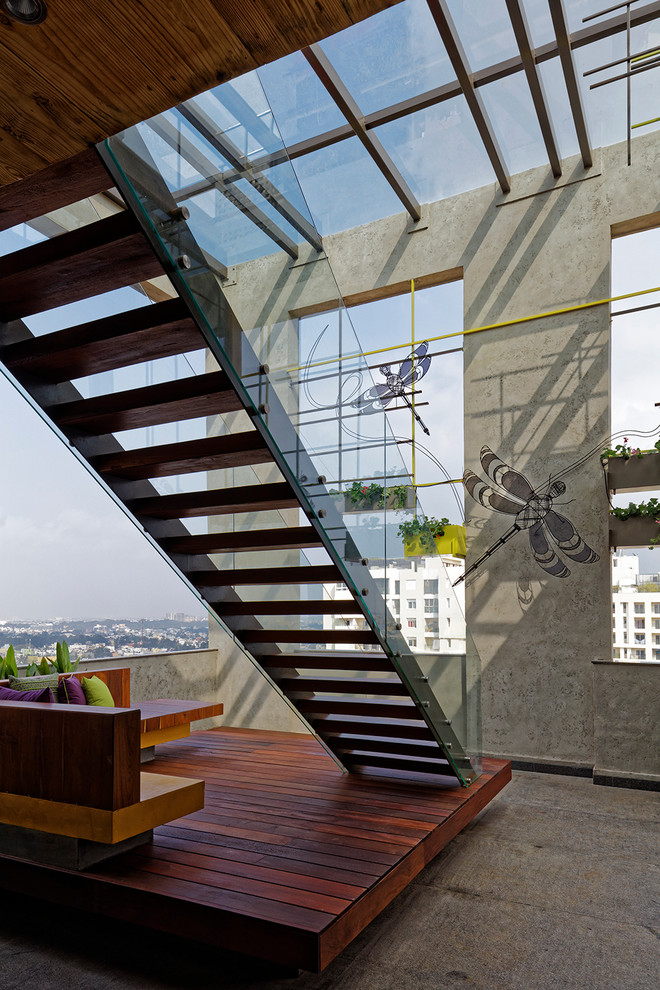Design ideas for a contemporary deck in Bengaluru.
