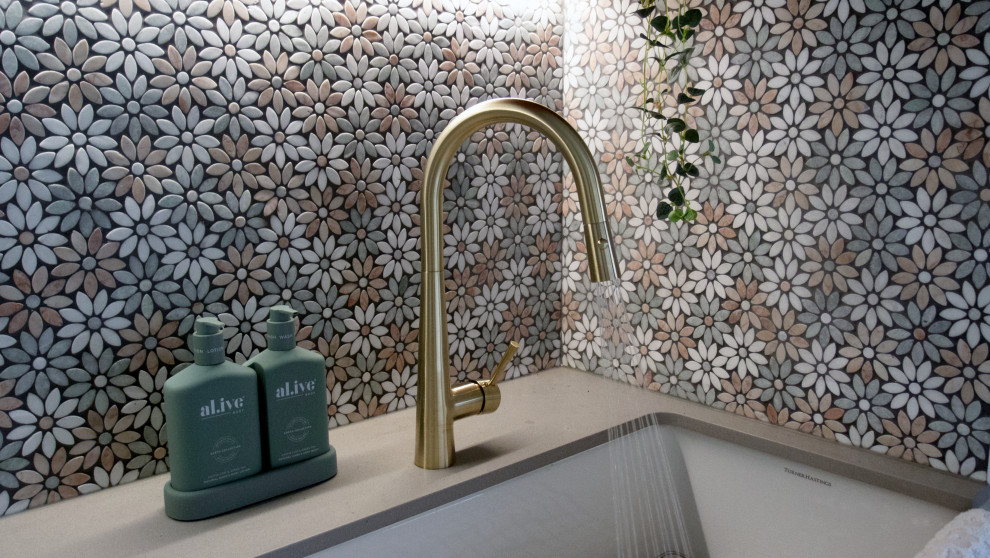 Inspiration for a small contemporary single-wall laundry room in Gold Coast - Tweed with a farmhouse sink, shaker cabinets, green cabinets, mosaic tile splashback, beige walls, dark hardwood floors, a side-by-side washer and dryer, brown floor and grey benchtop.