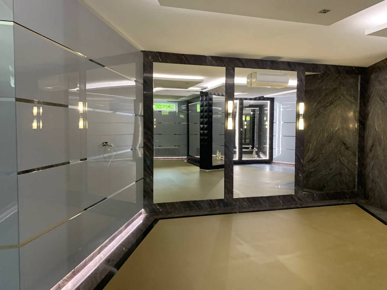 Стеновая панеляция зоны бассейна и спортзала в частном доме