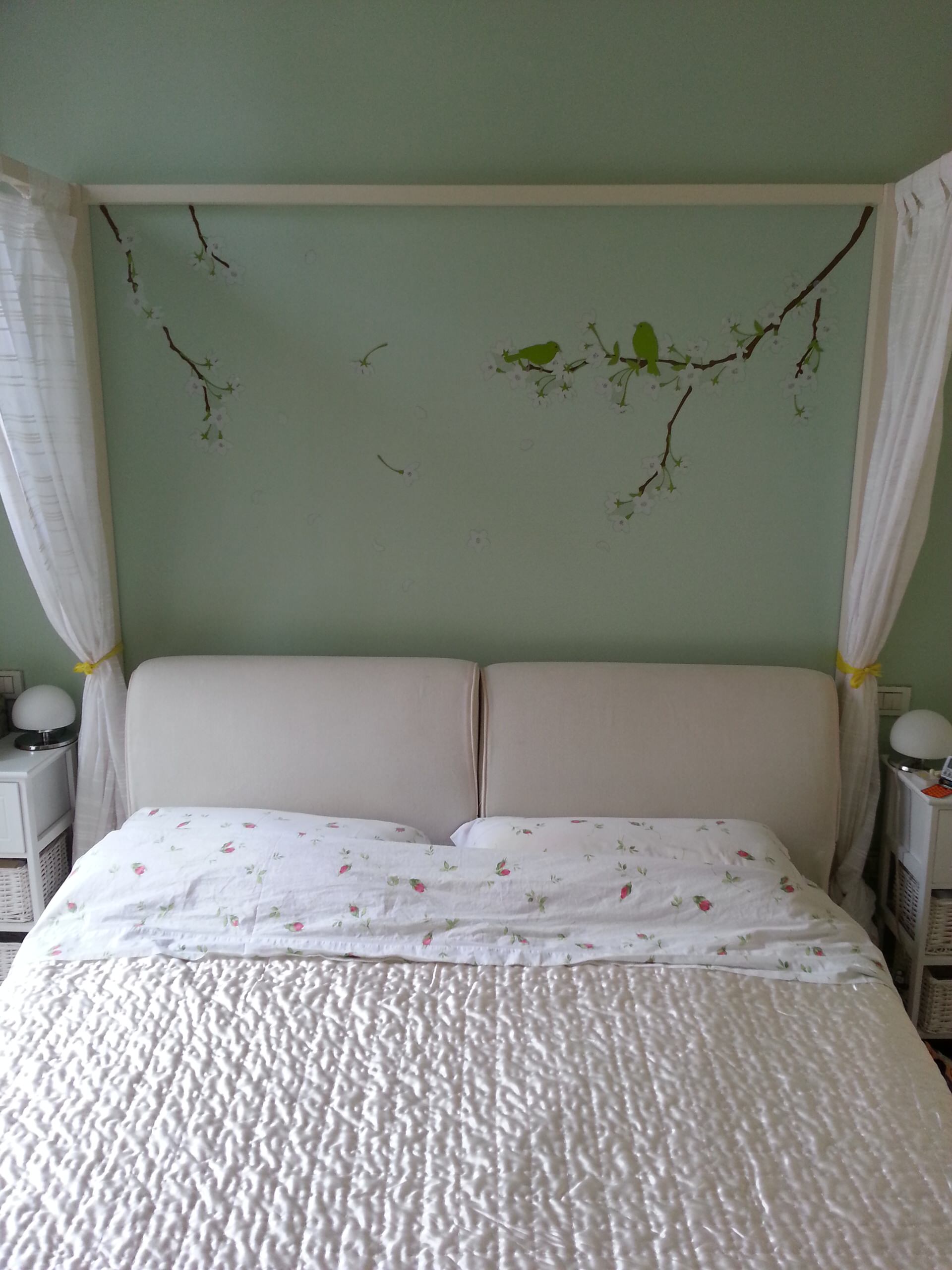 Letto a baldacchino con decorazioni parietali
