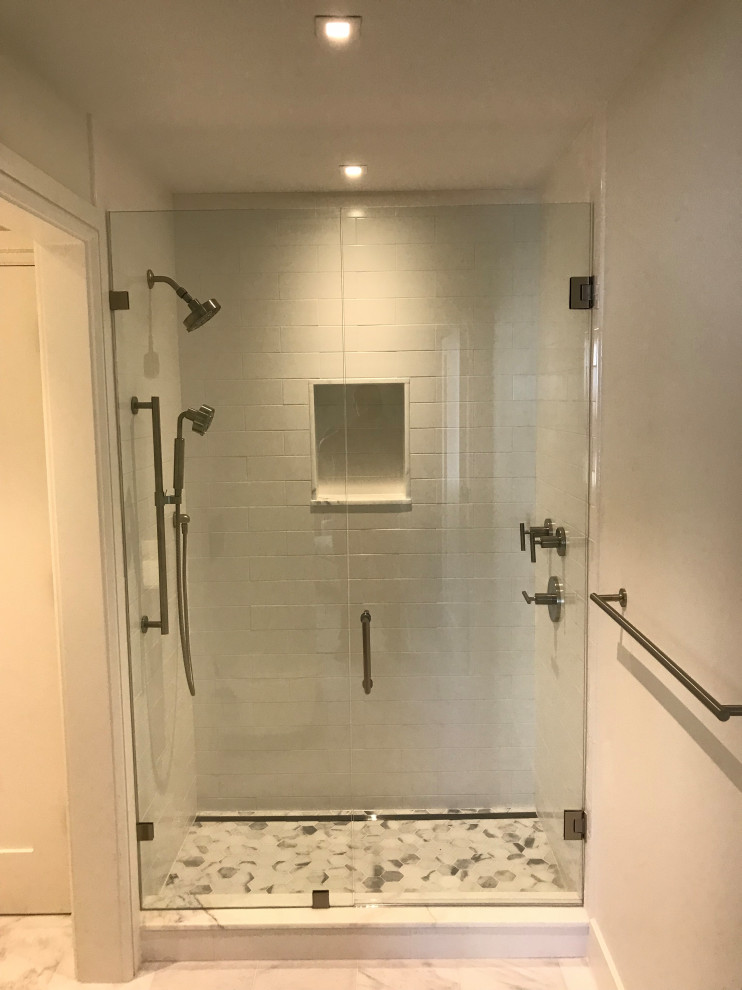 Стильный дизайн: главная ванная комната в современном стиле с душем в нише, мраморным полом, столешницей из искусственного кварца, душем с распашными дверями, белой столешницей и тумбой под две раковины - последний тренд
