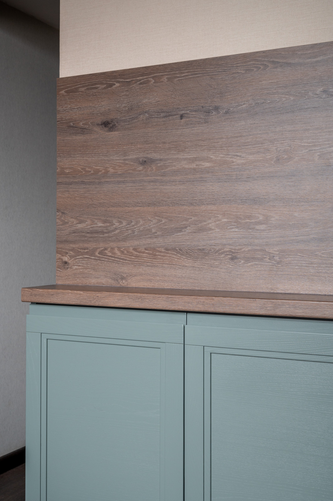 Кухня из массива с интегрированной ручкой