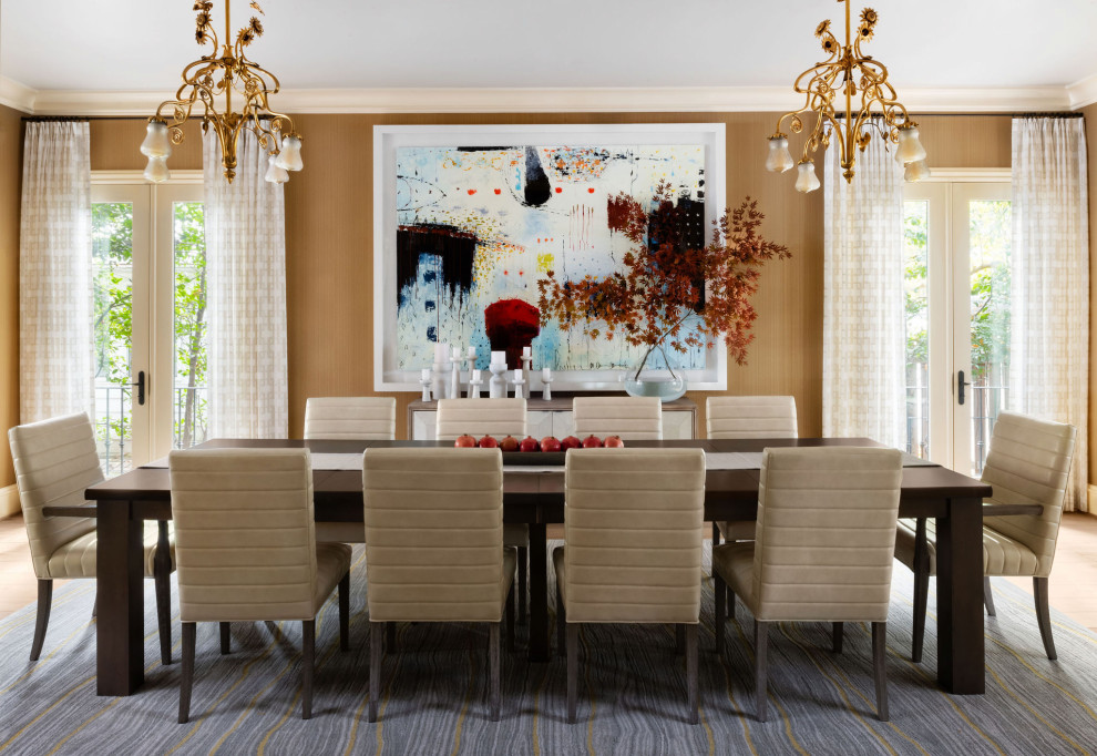 Idee per una sala da pranzo classica con pareti marroni, parquet chiaro, pavimento beige e carta da parati