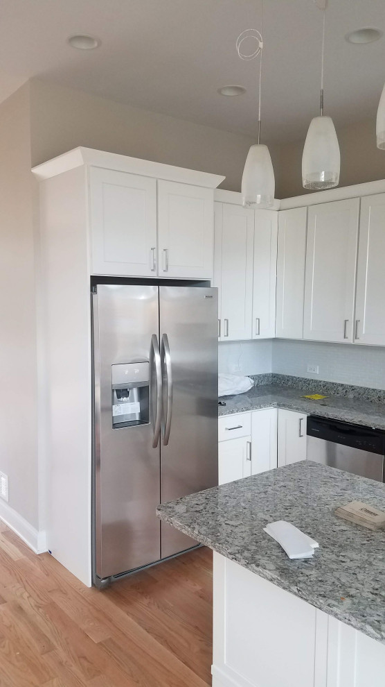 Kitchen - transitional kitchen idea in Chicago