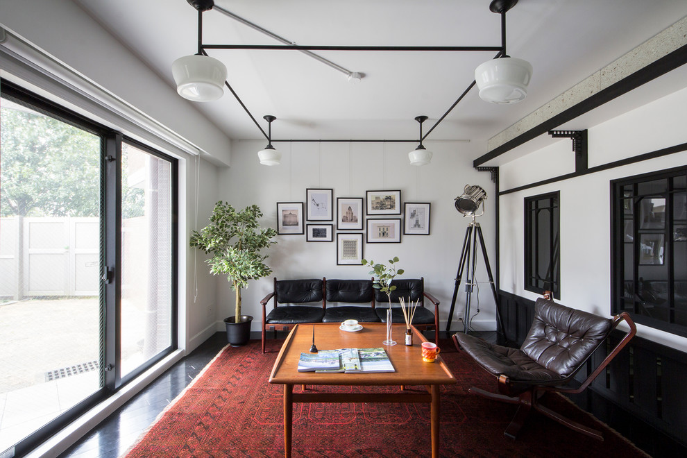 Photo of a contemporary living room in Tokyo with white walls and black floor.