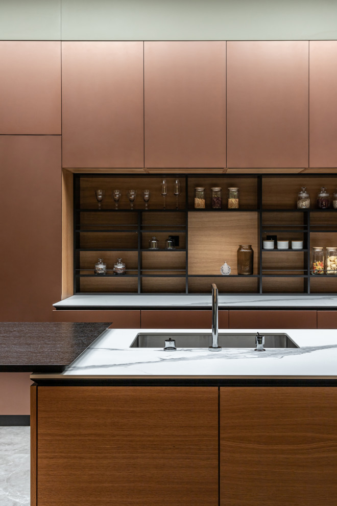 Кухня с медными фасадами