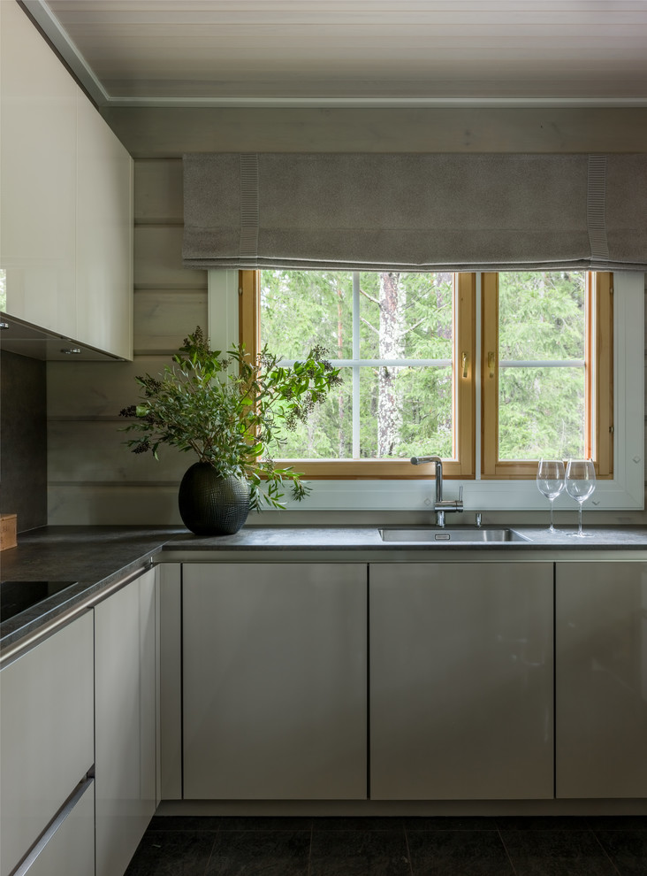 Mid-sized u-shaped separate kitchen in Saint Petersburg with flat-panel cabinets, grey cabinets, quartz benchtops, brown splashback, porcelain floors, no island and black floor.