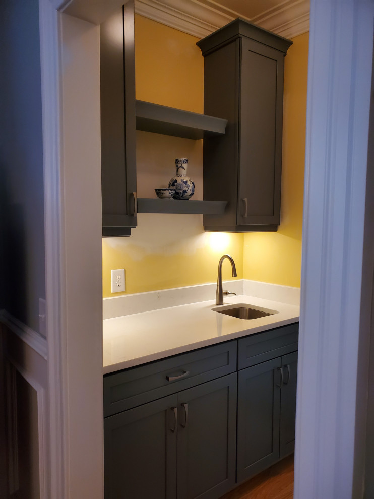 Inspiration för en liten amerikansk vita linjär vitt hemmabar med vask, med en undermonterad diskho, skåp i shakerstil, blå skåp, bänkskiva i kvarts, vitt stänkskydd, mellanmörkt trägolv och orange golv