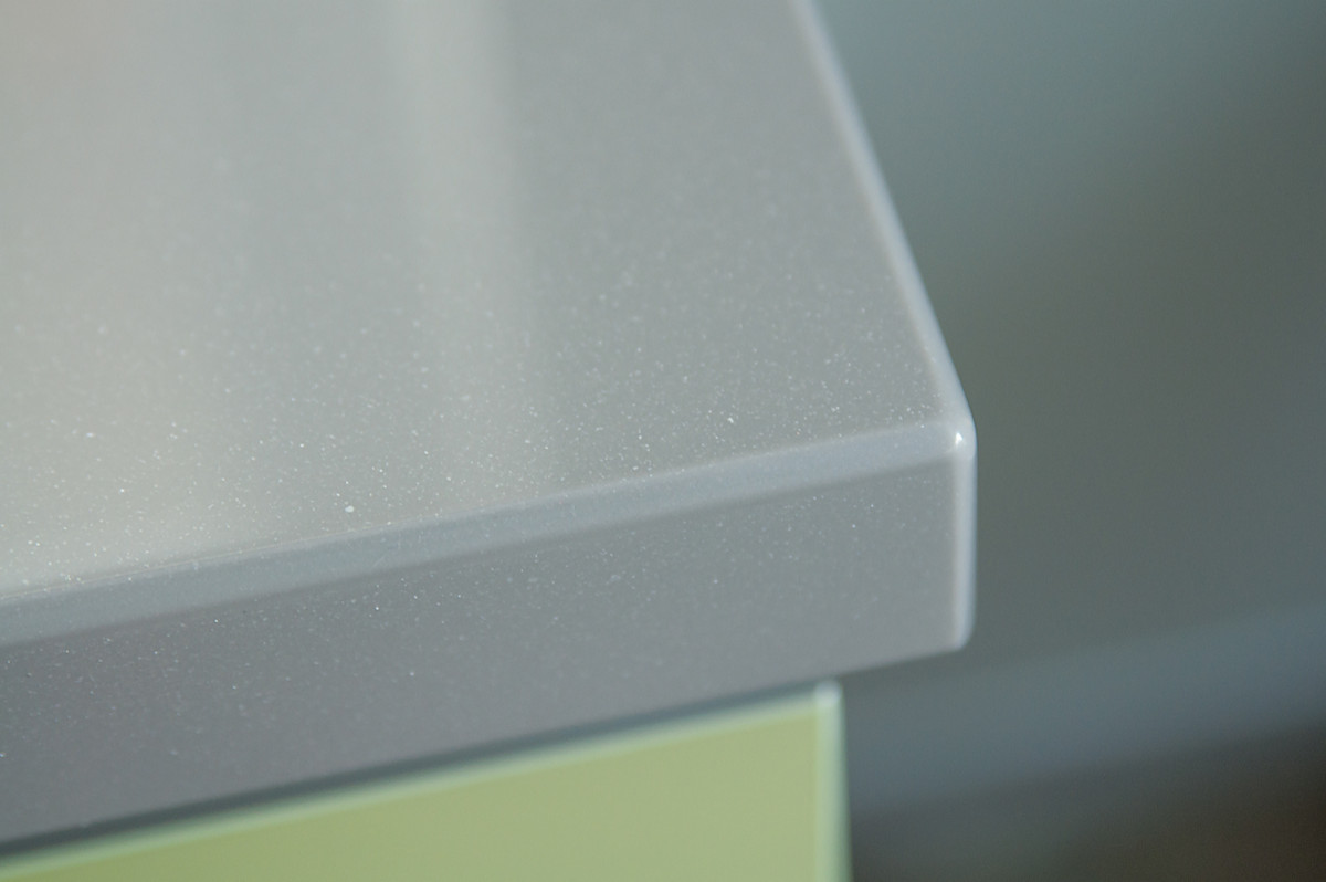 Большая кухня с барной стойкой