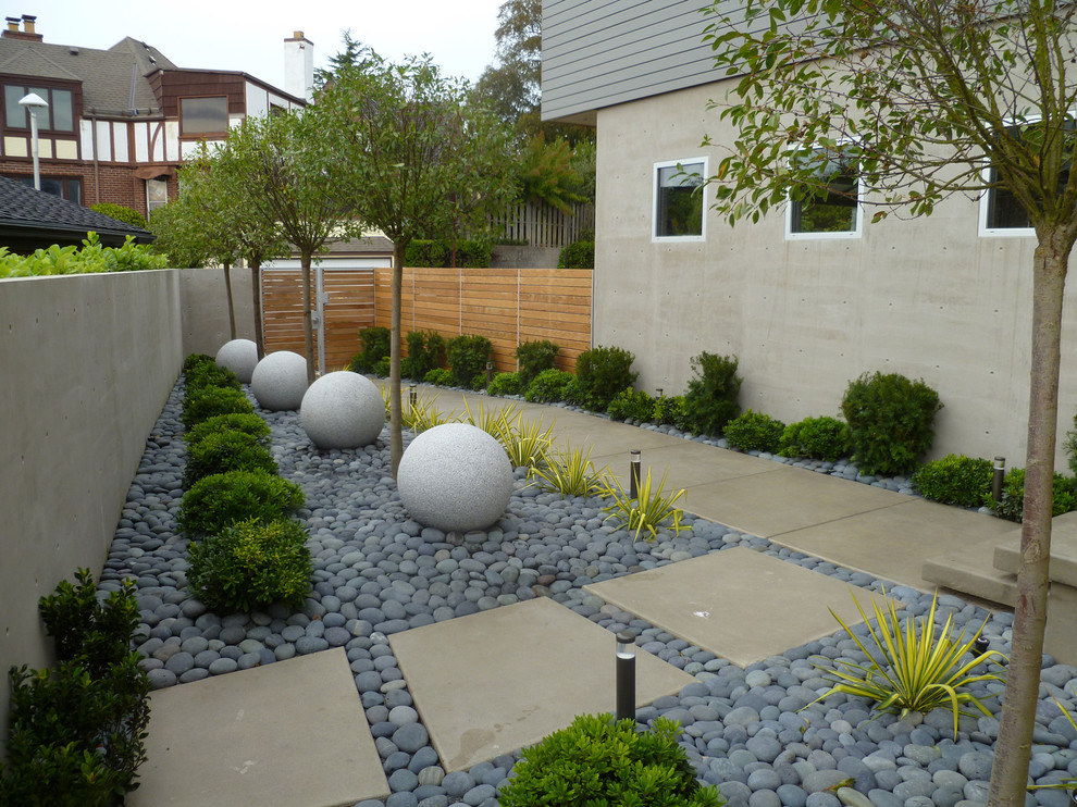 Contemporary side yard garden in Seattle.