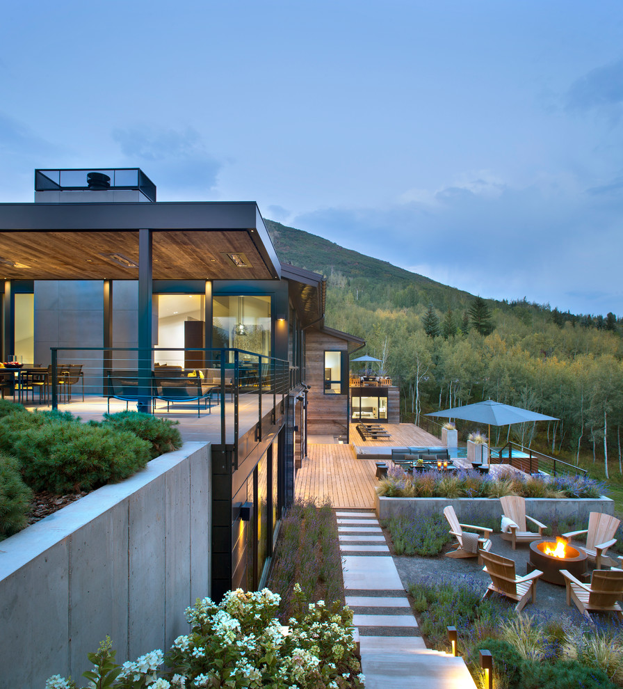 This is an example of an expansive modern exterior.