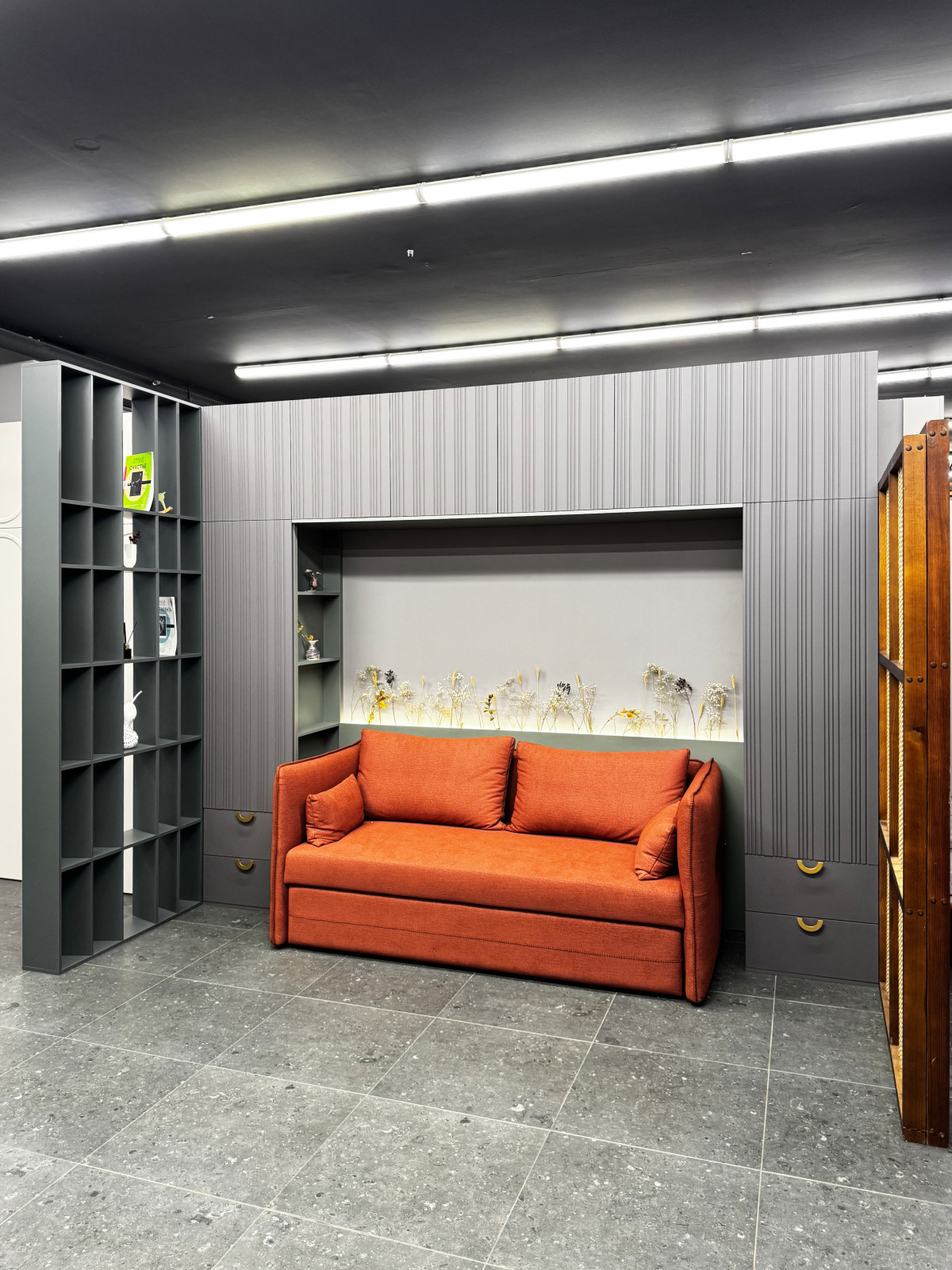 П-образный шкаф в шоуруме