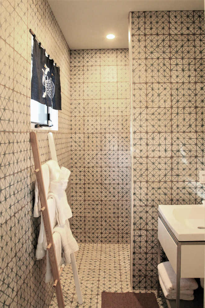 Foto di una stanza da bagno country con doccia a filo pavimento e un lavabo