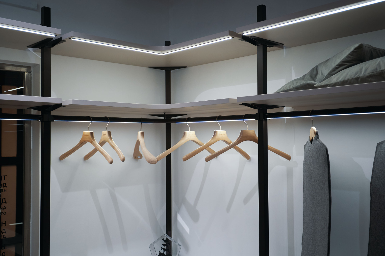 Гардеробная система UNO raumplus с раздвижными подвесными дверьми