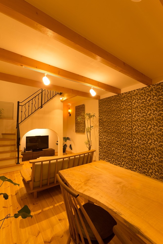 他の地域にあるカントリー風のおしゃれなリビングの写真