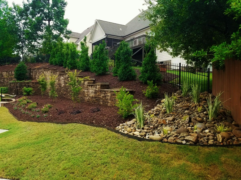 Inspiration for a transitional landscaping in Raleigh.