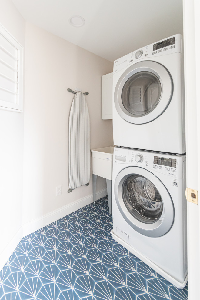 Esempio di una piccola sala lavanderia classica con lavatoio, ante lisce, ante bianche, pareti rosa, pavimento in gres porcellanato, lavatrice e asciugatrice a colonna e pavimento blu