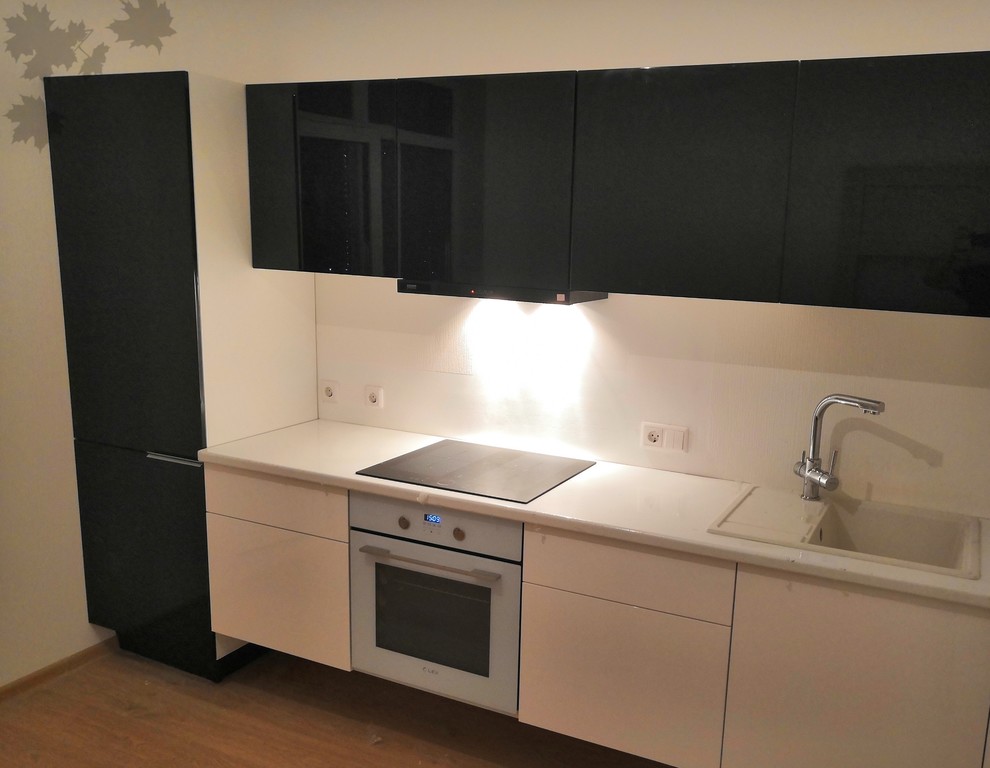 Подвесная глянцевая кухня