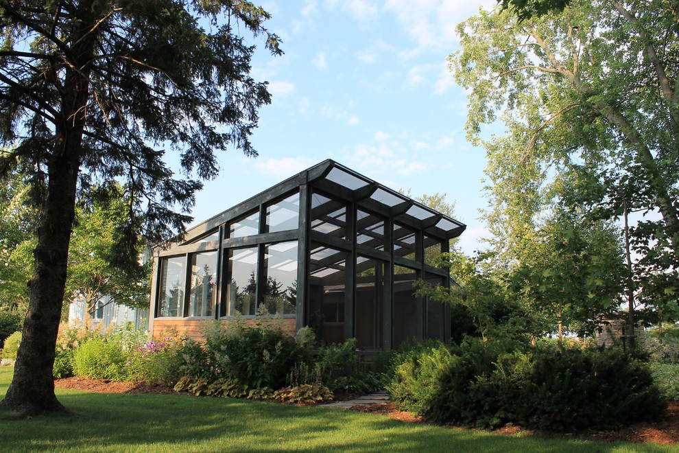 Mid-sized contemporary detached greenhouse in Toronto.