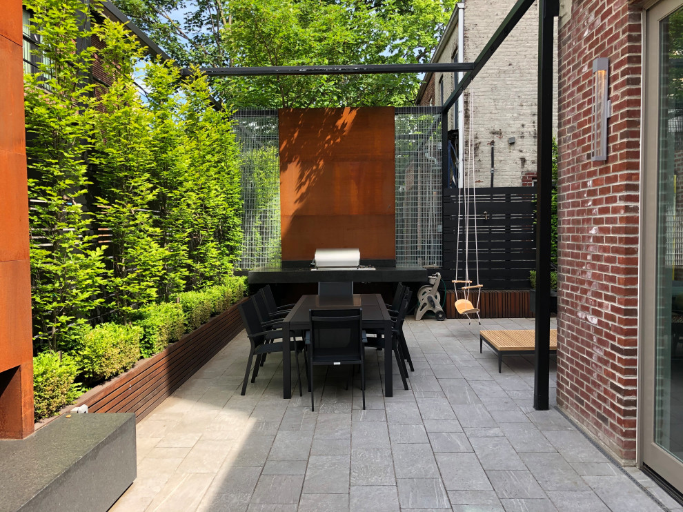 Cette image montre un jardin sur toit minimaliste de taille moyenne et l'été avec une cheminée, une exposition partiellement ombragée et une clôture en bois.
