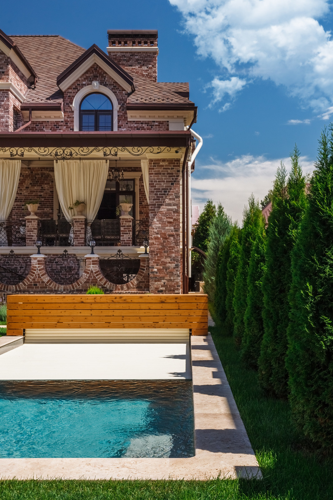 Роллетное покрытие для бассейна под декоративным деревянным коробом.