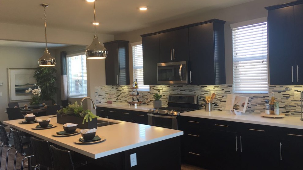 Transitional kitchen photo in Sacramento