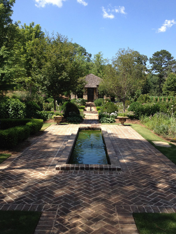 Design ideas for a farmhouse landscaping in Atlanta.