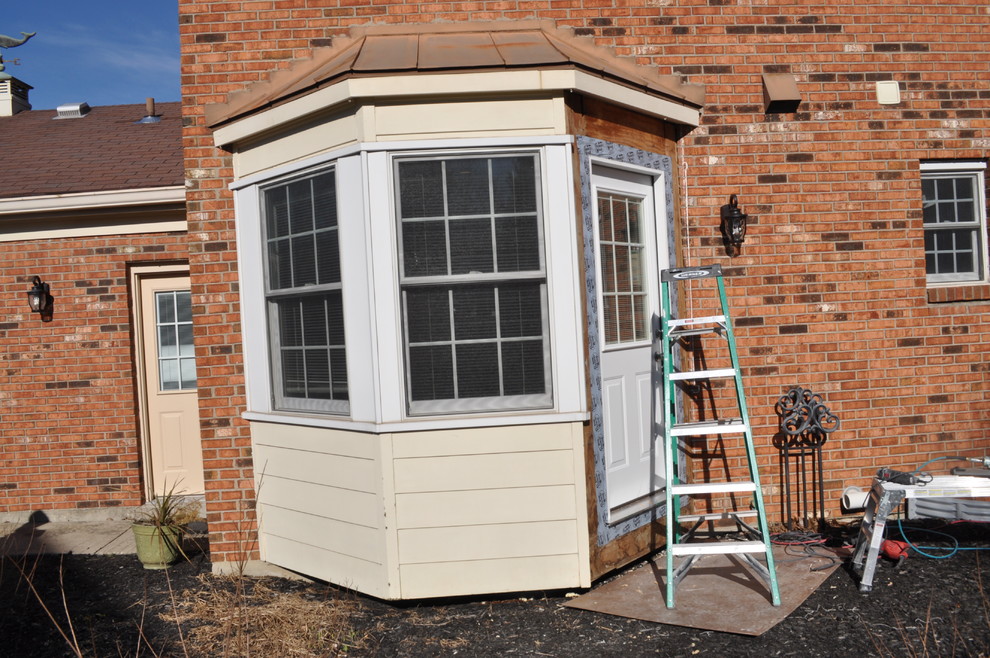 Example of a transitional home design design in Cincinnati