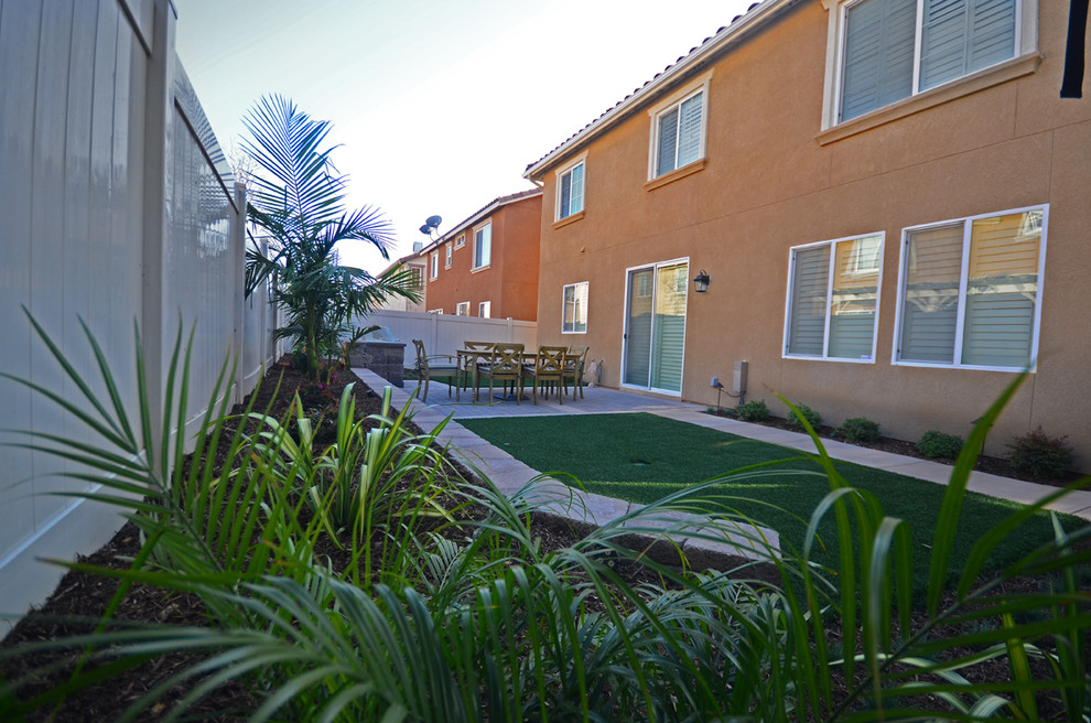 This is an example of a contemporary garden in Los Angeles.