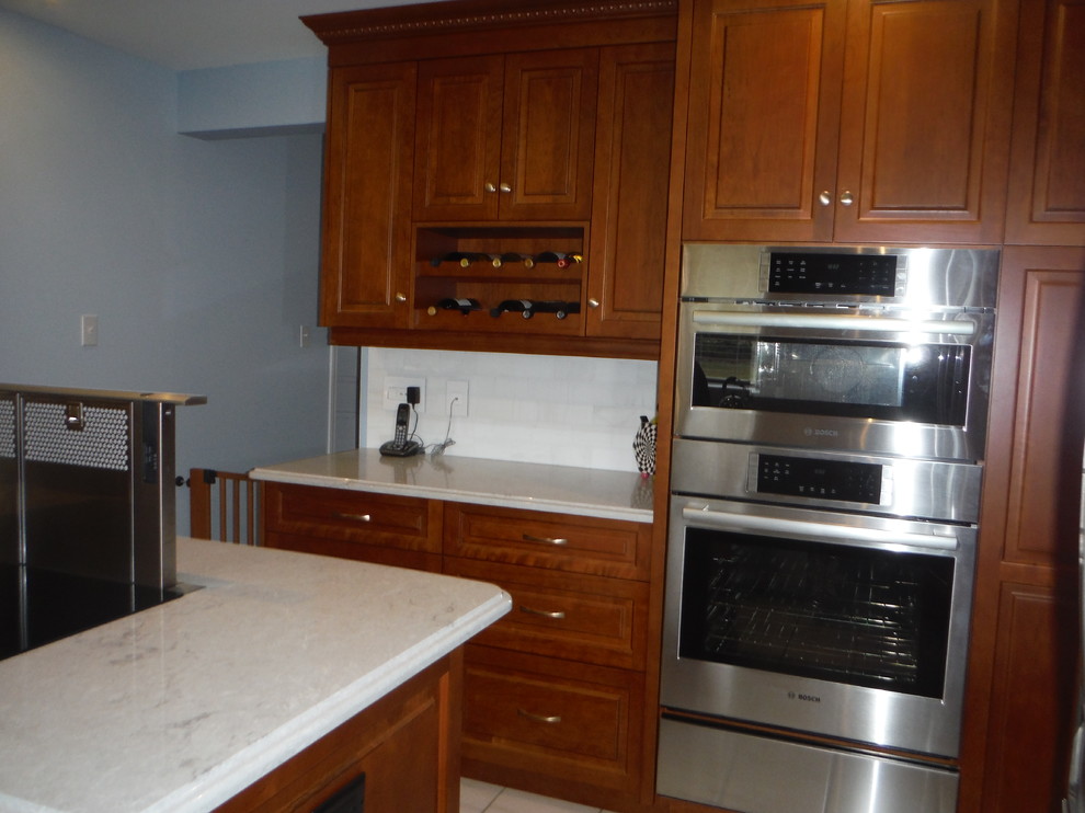 Transitional kitchen photo in Toronto
