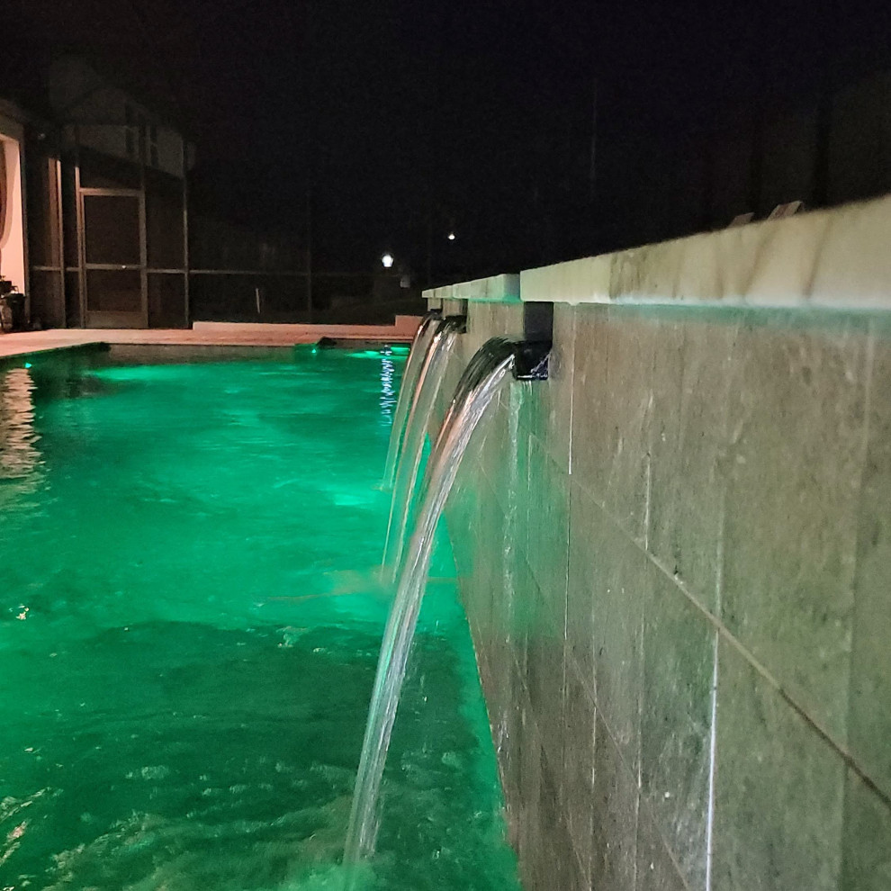 Party Pool in Apopka with Bar, Spa, Sun Ledge and Table.