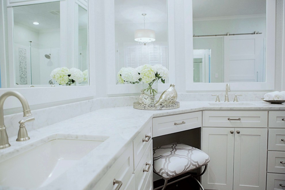 Bild på ett vintage en-suite badrum, med ett undermonterad handfat, skåp i shakerstil, vita skåp, marmorbänkskiva, ett fristående badkar, vit kakel, porslinskakel, blå väggar och klinkergolv i porslin
