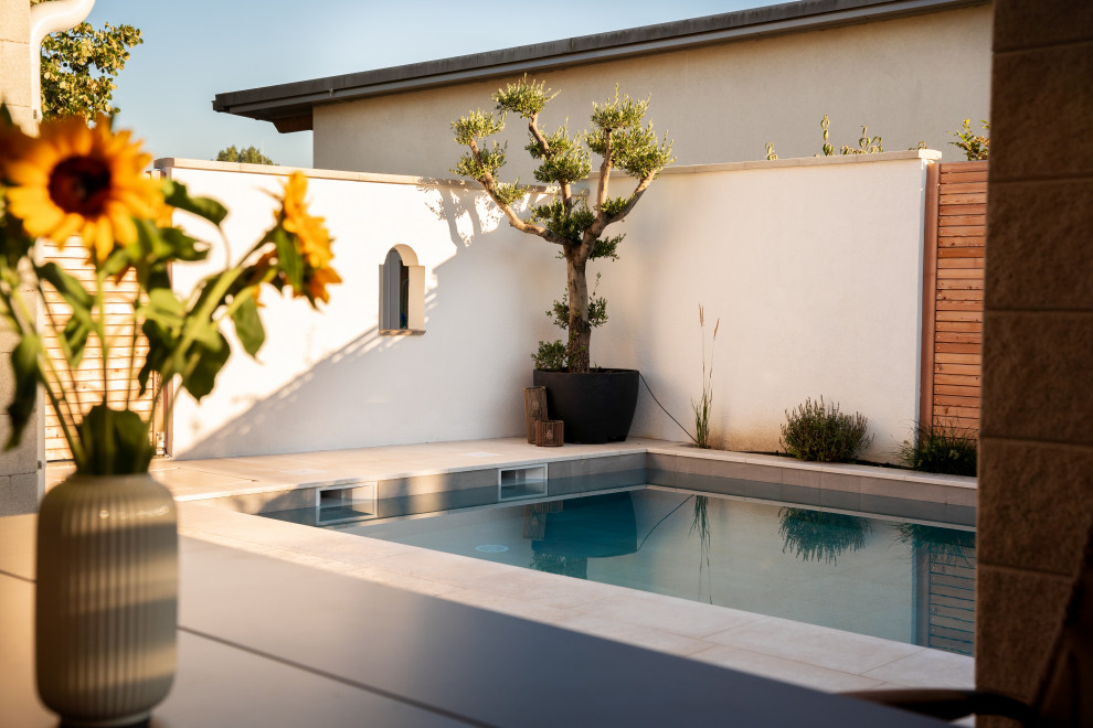 Moderner Pool in Sonstige