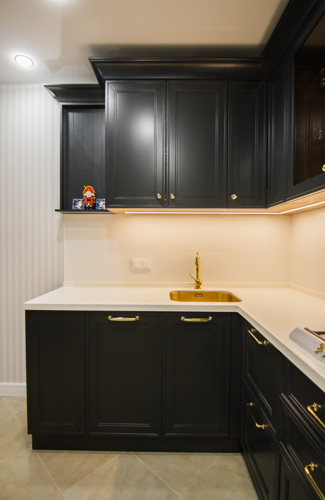 Черная кухня в стиле неоклассика