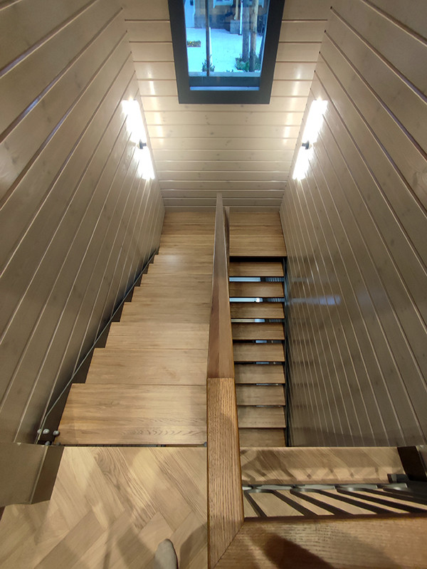 Лестница открытого типа с дубовыми ступенями