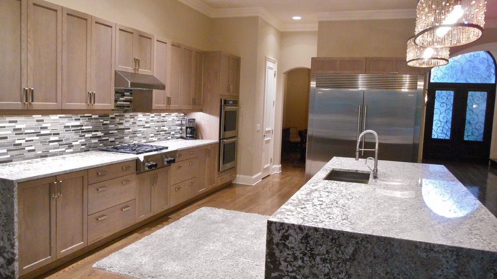 Kitchen - transitional kitchen idea in Dallas