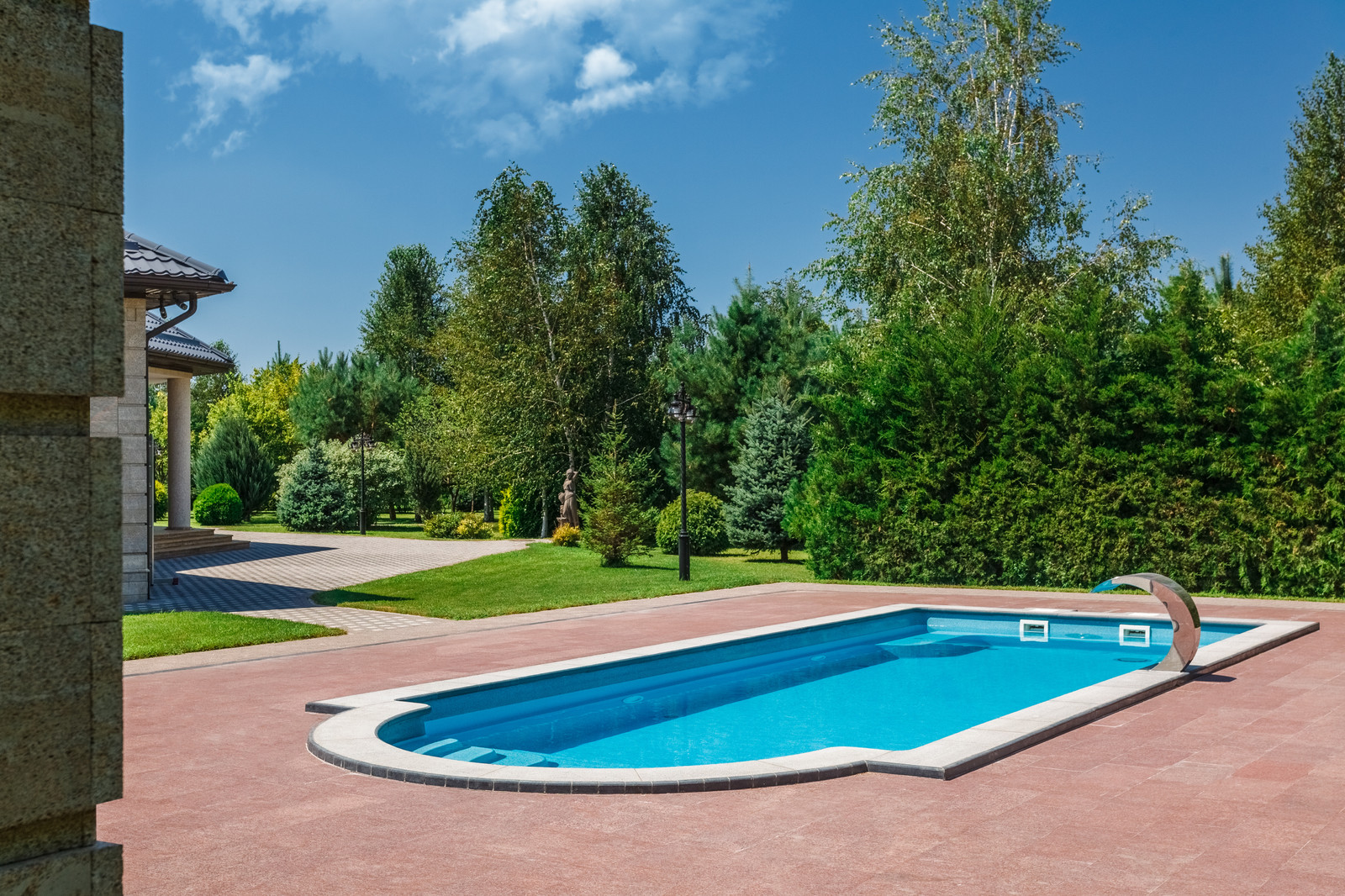 Композитный бассейн на территории частного дома.