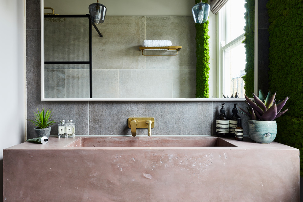 Inredning av ett industriellt mellanstort rosa rosa en-suite badrum, med luckor med lamellpanel, vita skåp, en öppen dusch, en toalettstol med hel cisternkåpa, grå kakel, keramikplattor, gröna väggar, klinkergolv i keramik, ett avlångt handfat, bänkskiva i betong och grått golv