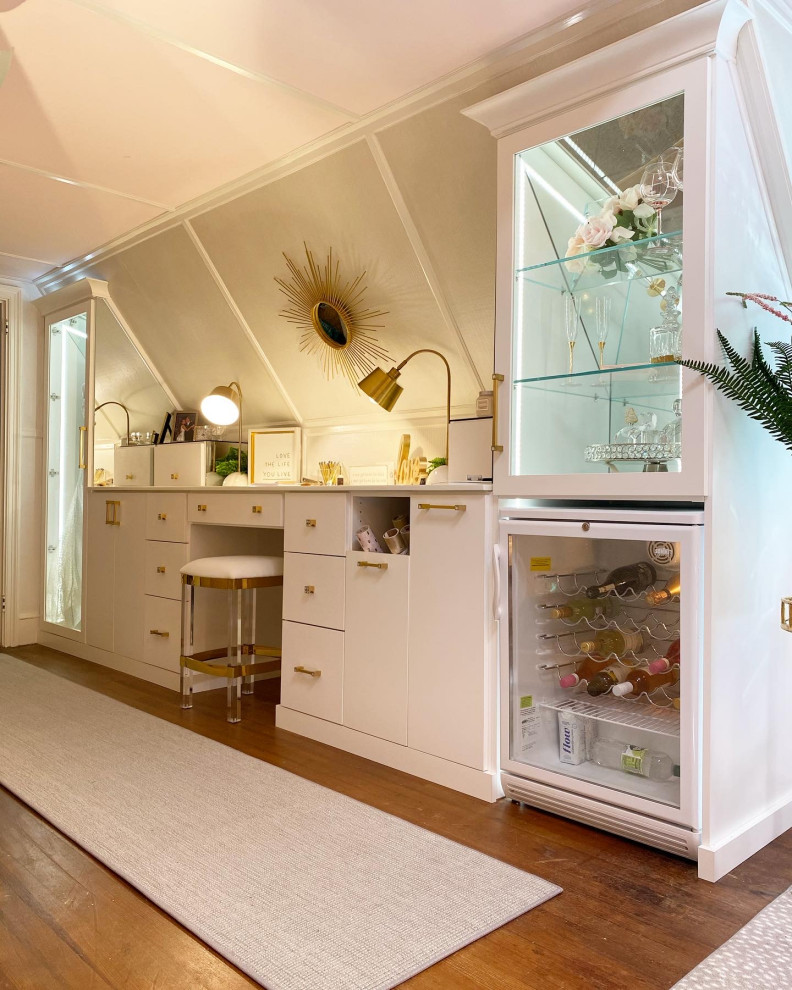 Источник вдохновения для домашнего уюта: встроенный шкаф среднего размера в стиле неоклассика (современная классика) с стеклянными фасадами, белыми фасадами, светлым паркетным полом и коричневым полом для женщин