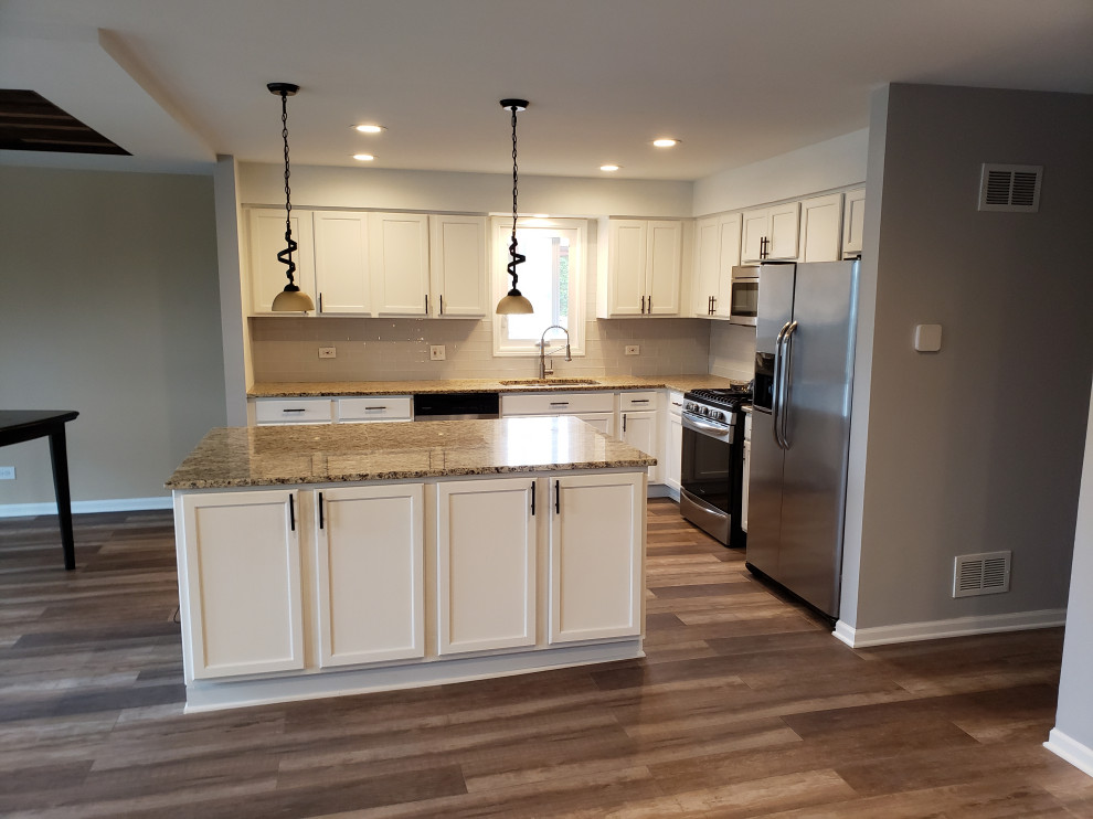 Example of a transitional kitchen design in Chicago