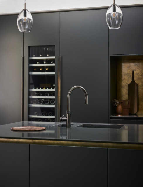 Case Study: Butler contemporary-home-bar