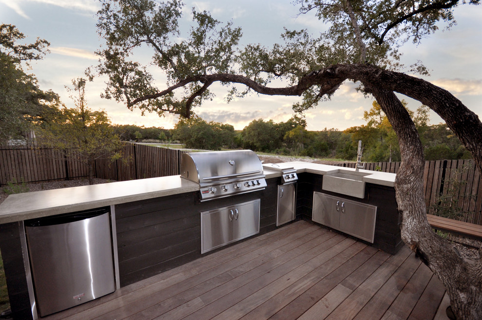 This is an example of a mid-sized contemporary back porch design in Austin.
